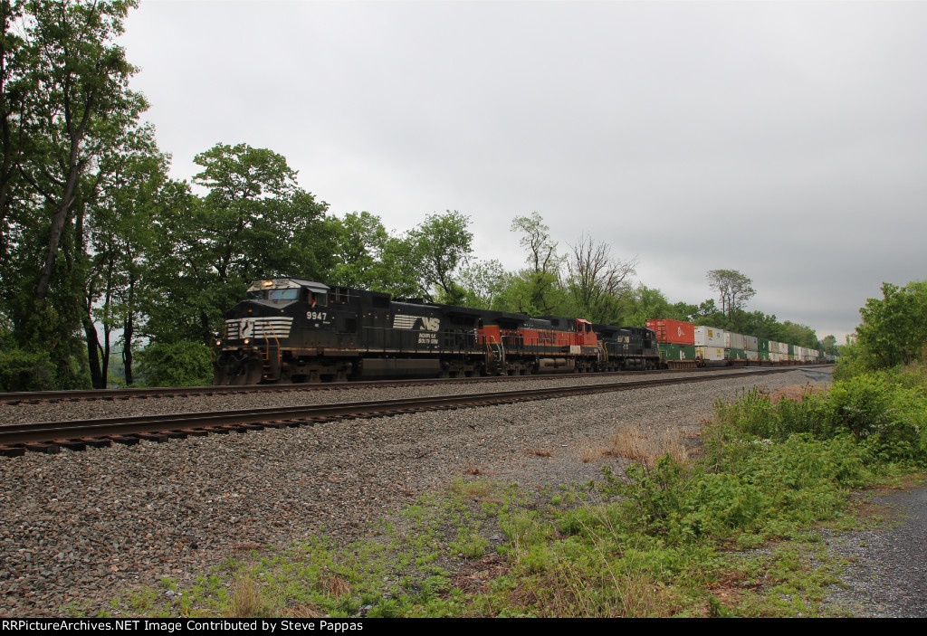 NS 9947 leads train 25G west at Cove PA